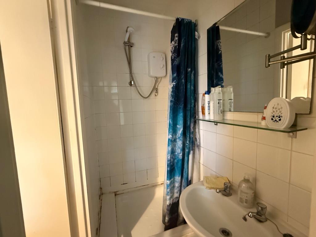 Lot: 68 - STUDIO FLAT FOR INVESTMENT - Shower Room